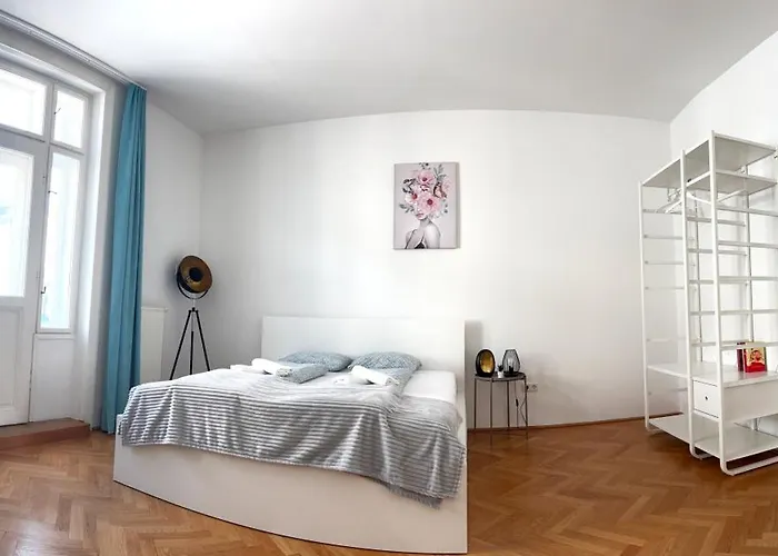 Mariahilfer 5 Min To The Schoenbrunn Palace And Shopping Center Apartment *
