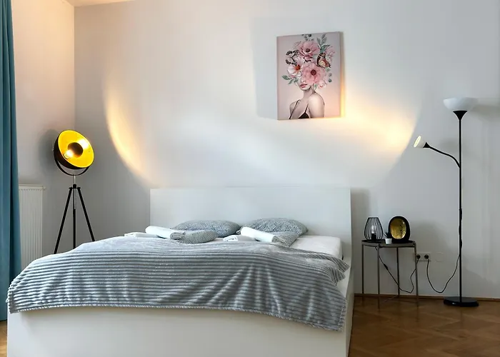 Mariahilfer 5 Min To The Schoenbrunn Palace And Shopping Center Apartment *